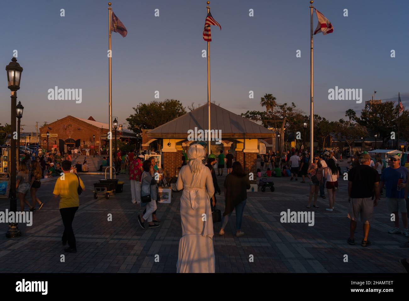 Key West, USA-march 18,2018:Menschen am Mallory Square, einem berühmten Ort, um wunderschöne Sonnenuntergänge zu sehen Stockfoto