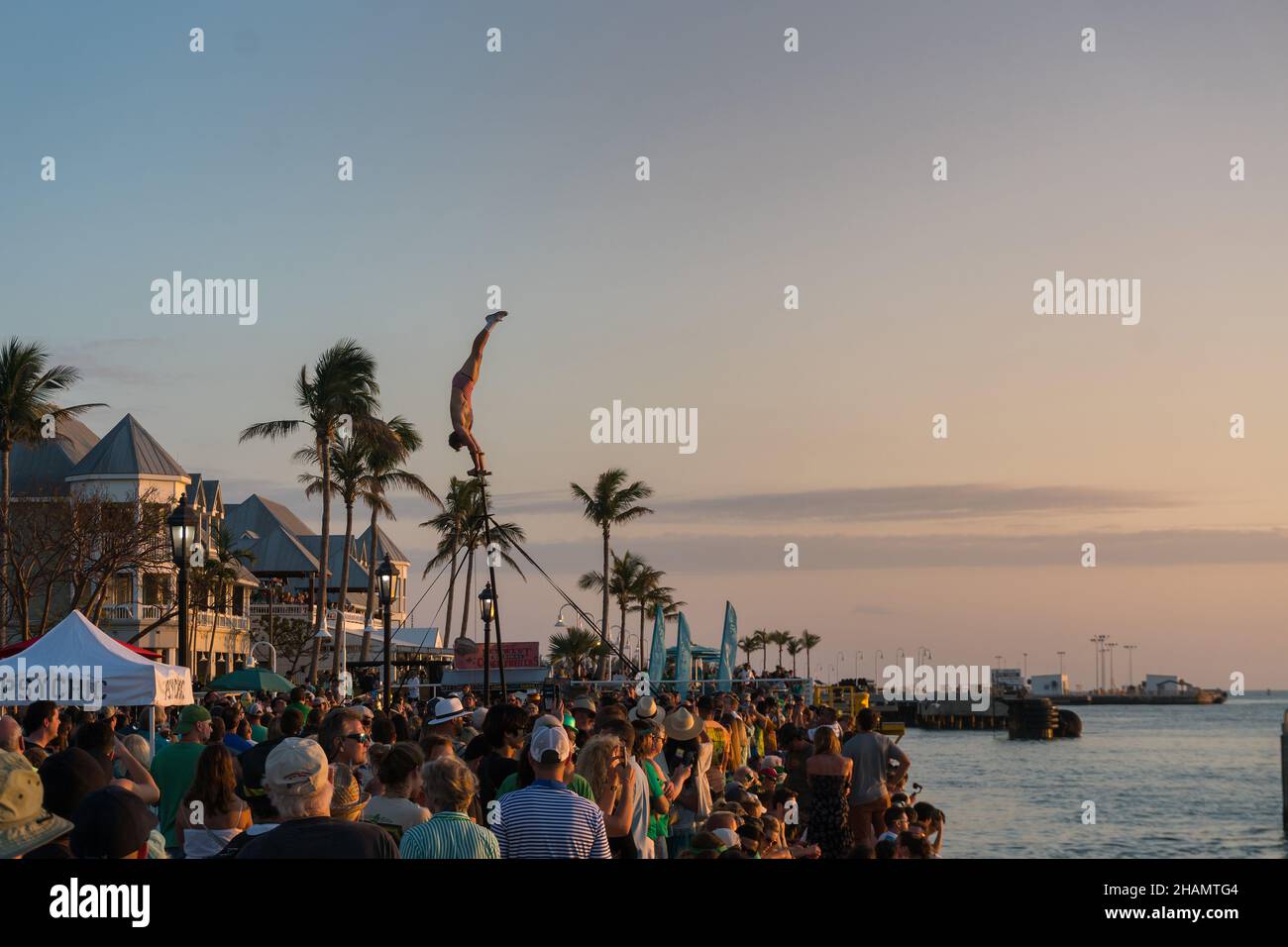 Key West, USA-march 18,2018:Menschen am Mallory Square, einem berühmten Ort, um wunderschöne Sonnenuntergänge zu sehen Stockfoto