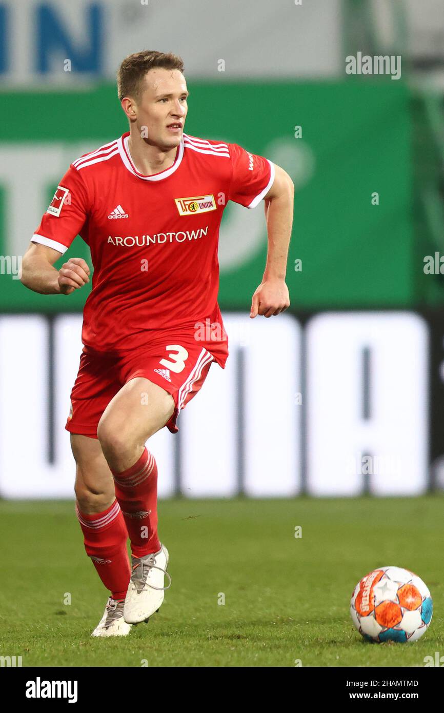 12. Dezember 2021, Bayern, Fürth: Fußball: Bundesliga, SpVgg Greuther Fürth - 1. FC Union Berlin, Matchday 15, im Sportpark Ronhof Thomas Sommer. Paul Jaeckel von der Union Berlin spielt den Ball. Foto: Daniel Karmann/dpa - WICHTIGER HINWEIS: Gemäß den Bestimmungen der DFL Deutsche Fußball Liga und/oder des DFB Deutscher Fußball-Bund ist es untersagt, im Stadion und/oder vom Spiel aufgenommene Fotos in Form von Sequenzbildern und/oder videoähnlichen Fotoserien zu verwenden oder zu verwenden. Stockfoto