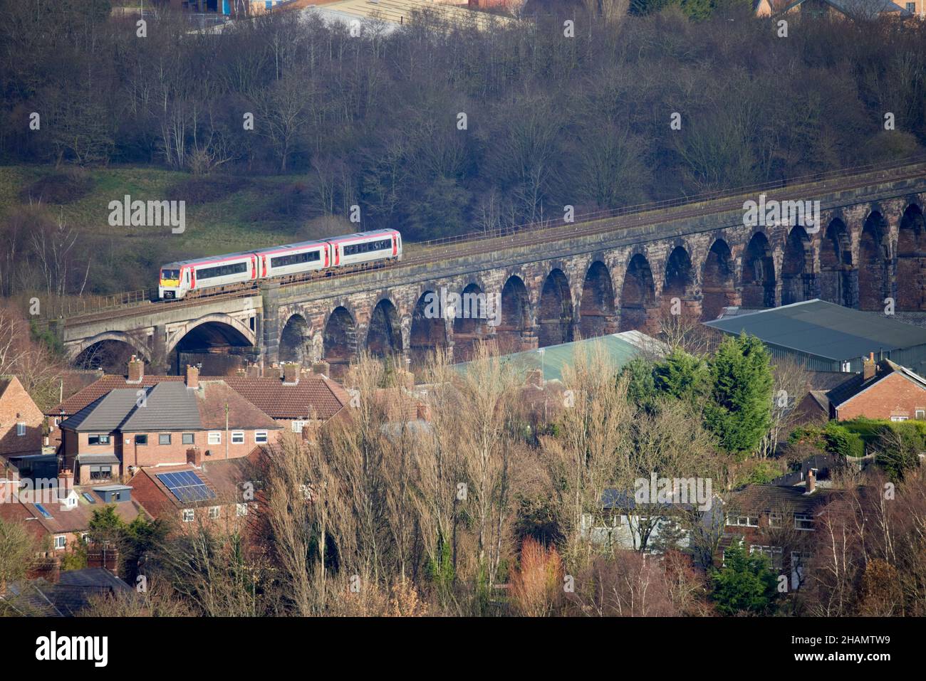 Frodsham mit einem lokalen Zug Transport für Wales Klasse 175 verlassen den Bahnhof und überqueren das Wahrzeichen Viadukt gelistet Grad II Stockfoto