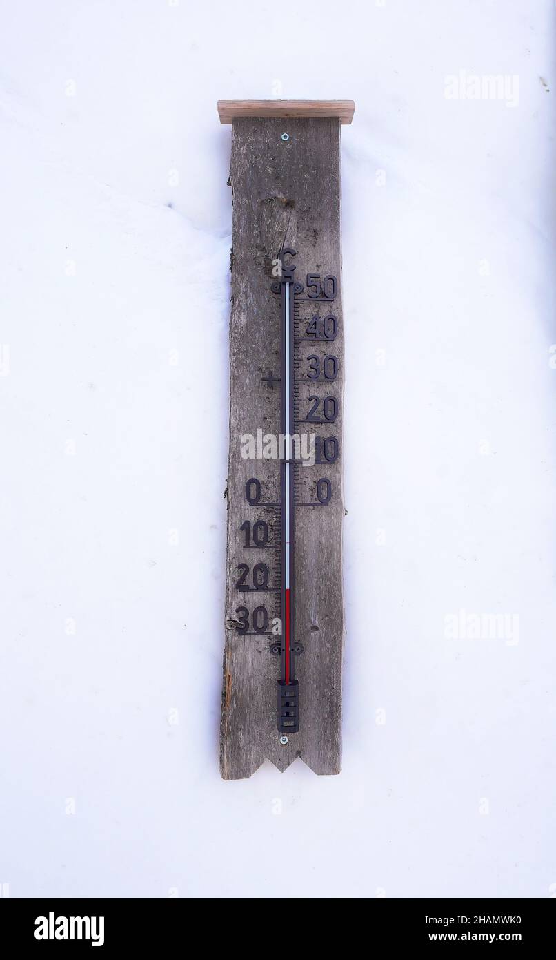 Ein hölzernes Thermometer auf der Schneewand, das minus 20 Grad Celsius unter dem arktischen Nullkreis lappland zeigt Stockfoto