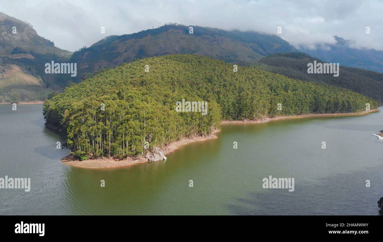 Luftaufnahme schöne Natur mit Bergen und Hügeln am See Mattupetty. Kerala In der Nähe der Stadt Munar. Stockfoto