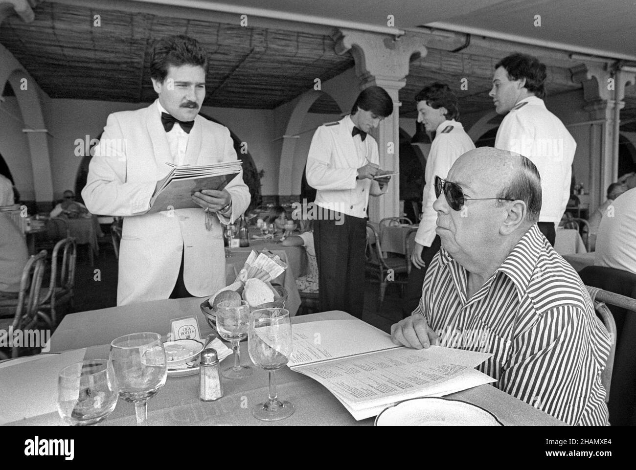 - der französische Filmemacher Marcel Carné beim Filmfestival in Venedig 1982 - il regista francese Marcel Carné al Festival del Cinema di Venezia nel 1982 Stockfoto