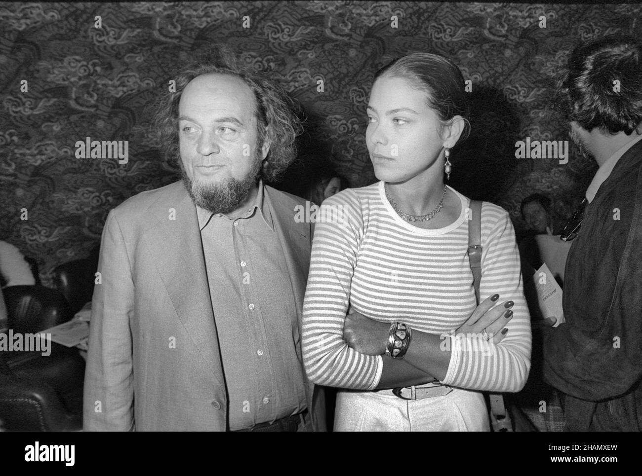 - der Filmemacher Marco Ferreri mit der Schauspielerin Ornella Muti auf dem Filmfestival von Venedig im Jahr 1981 - Il regita Marco Ferreri con l'attrice Ornella Muti al Festival del Cinema di Venezia del 1981 Stockfoto