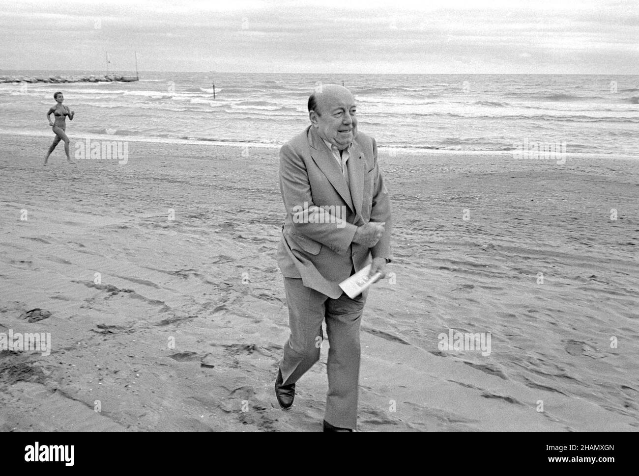 - der französische Filmemacher Marcel Carné beim Filmfestival in Venedig 1982 - il regista francese Marcel Carné al Festival del Cinema di Venezia nel 1982 Stockfoto