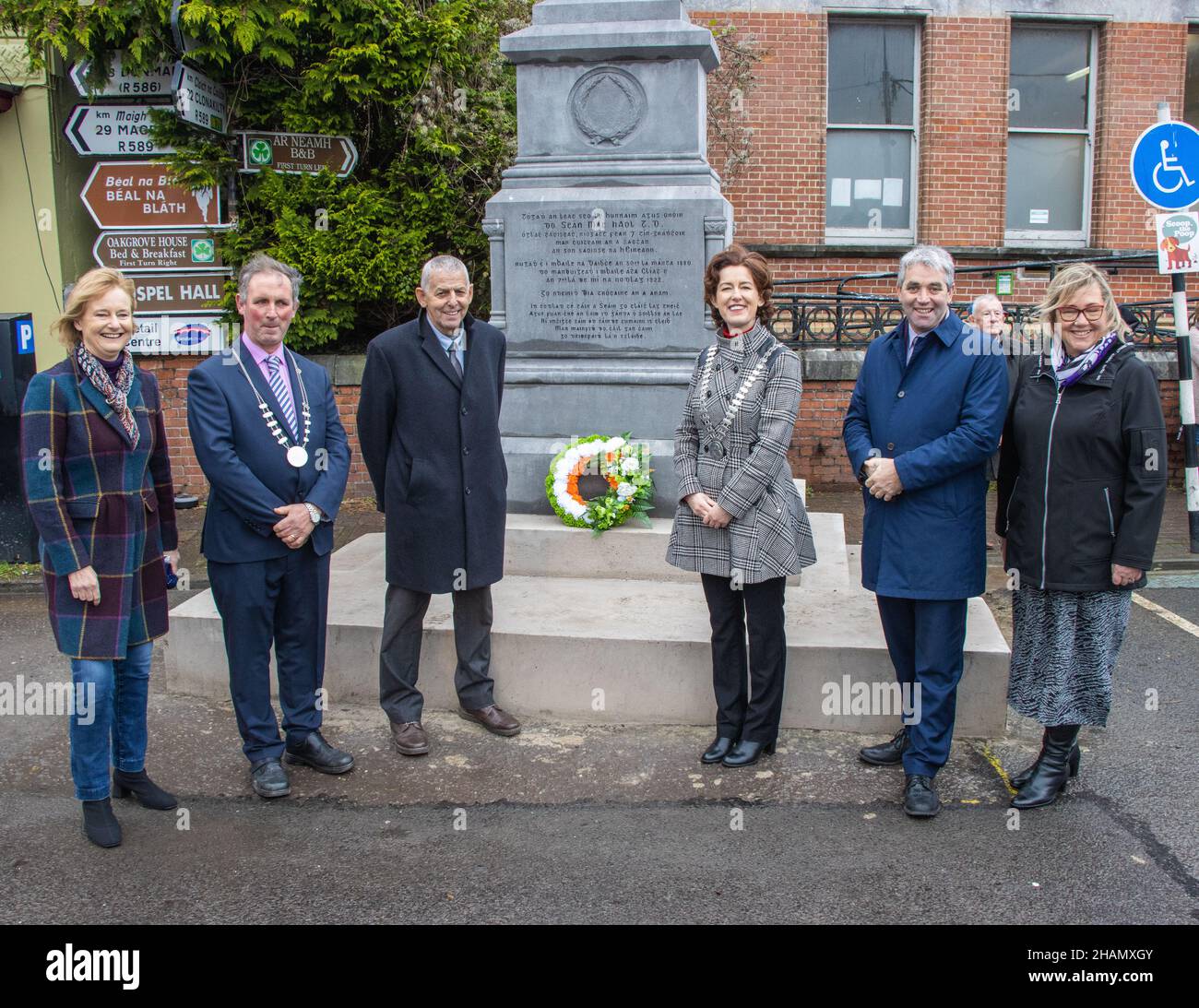 Deirdre Clune, John O'Sullivan, Kevin Murphy, Bezirksbürgermeister Gillian Coughlan, Sen Tim Lombard & Marie O'Sulivan bei der Sean Hales Gedenkfeier 2021 Stockfoto