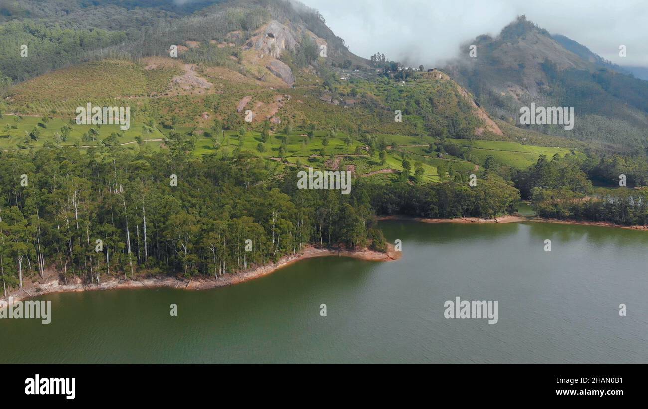 Luftaufnahme schöne Natur mit Bergen und Hügeln am See Mattupetty. Kerala In der Nähe der Stadt Munar. Stockfoto