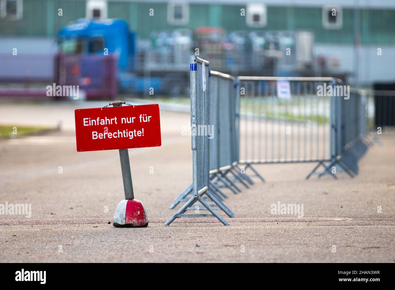 Deutsches Schild mit der Aufschrift „nur für autorisierte Personen“ bei Tageslicht im Freien Stockfoto