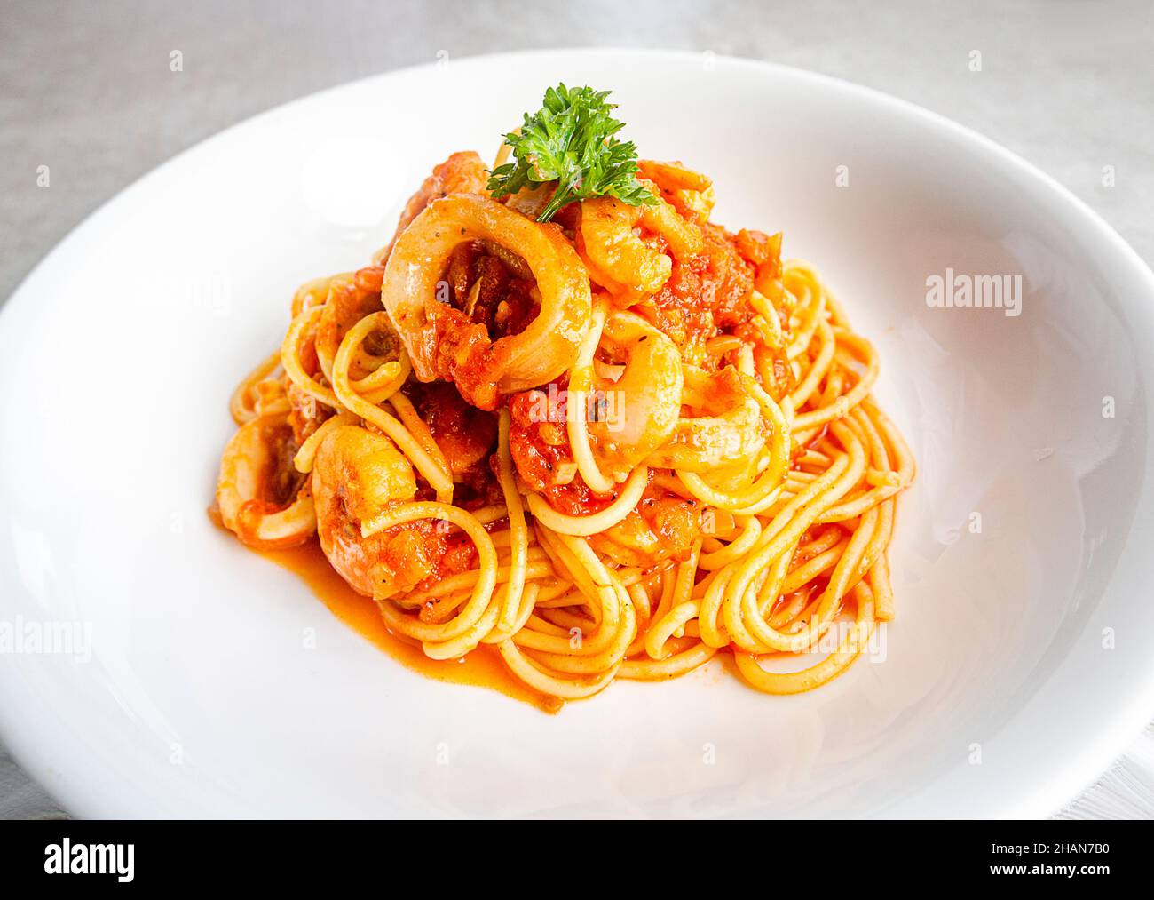 Meeresfrüchte-Pasta mit Garnelen und Calamari in einer roten Sauce. Stockfoto