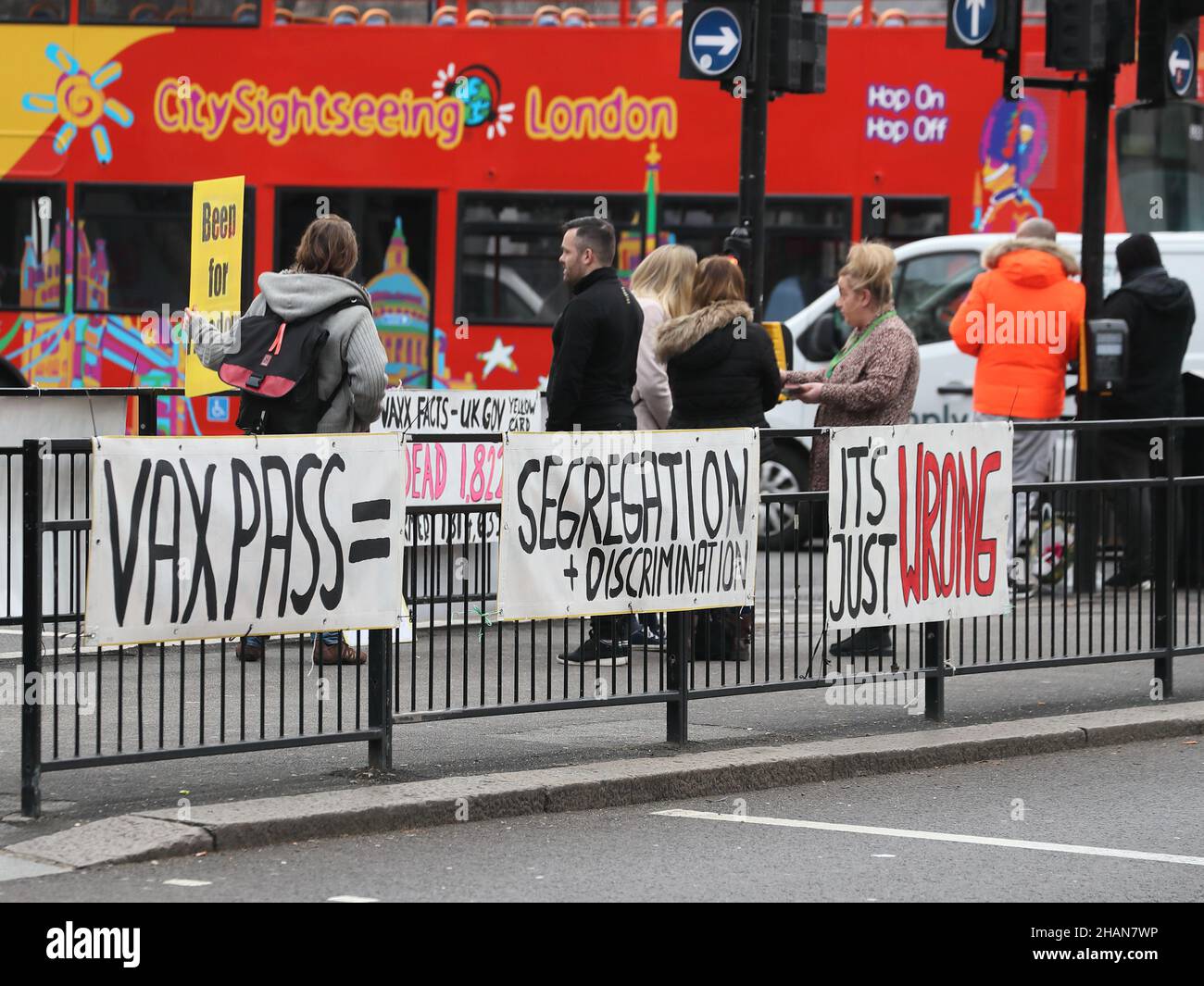 London, Großbritannien. 14th Dez 2021. Eine kleine Gruppe von Anti-Vaxxern demonstrieren auf dem Parliament Square aus Protest gegen Covid-Impfungen. Quelle: Uwe Deffner/Alamy Live News Stockfoto