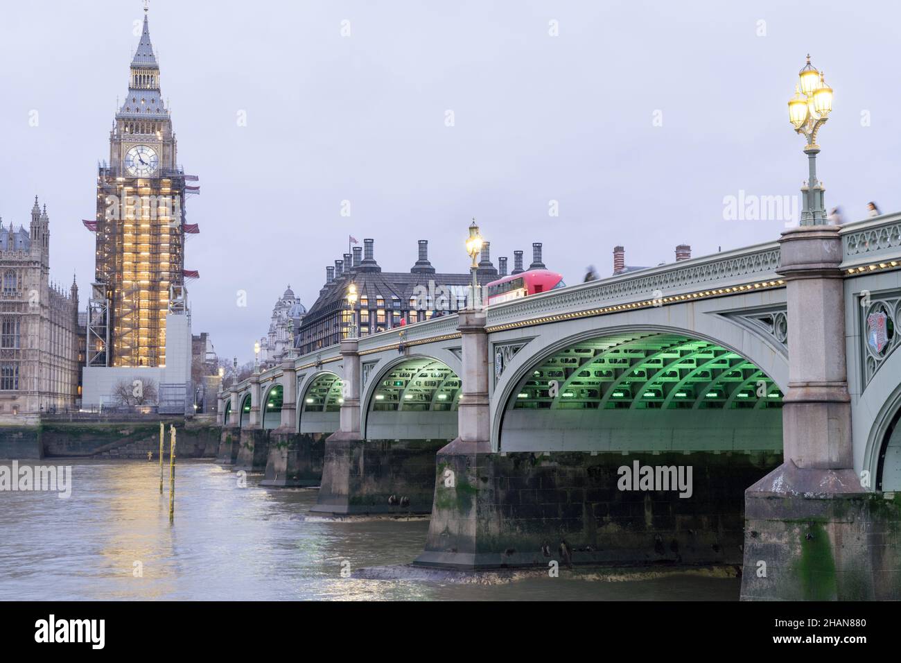 Big Ben mit Gerüsten am Ende der Westminster Bridge London UK Stockfoto