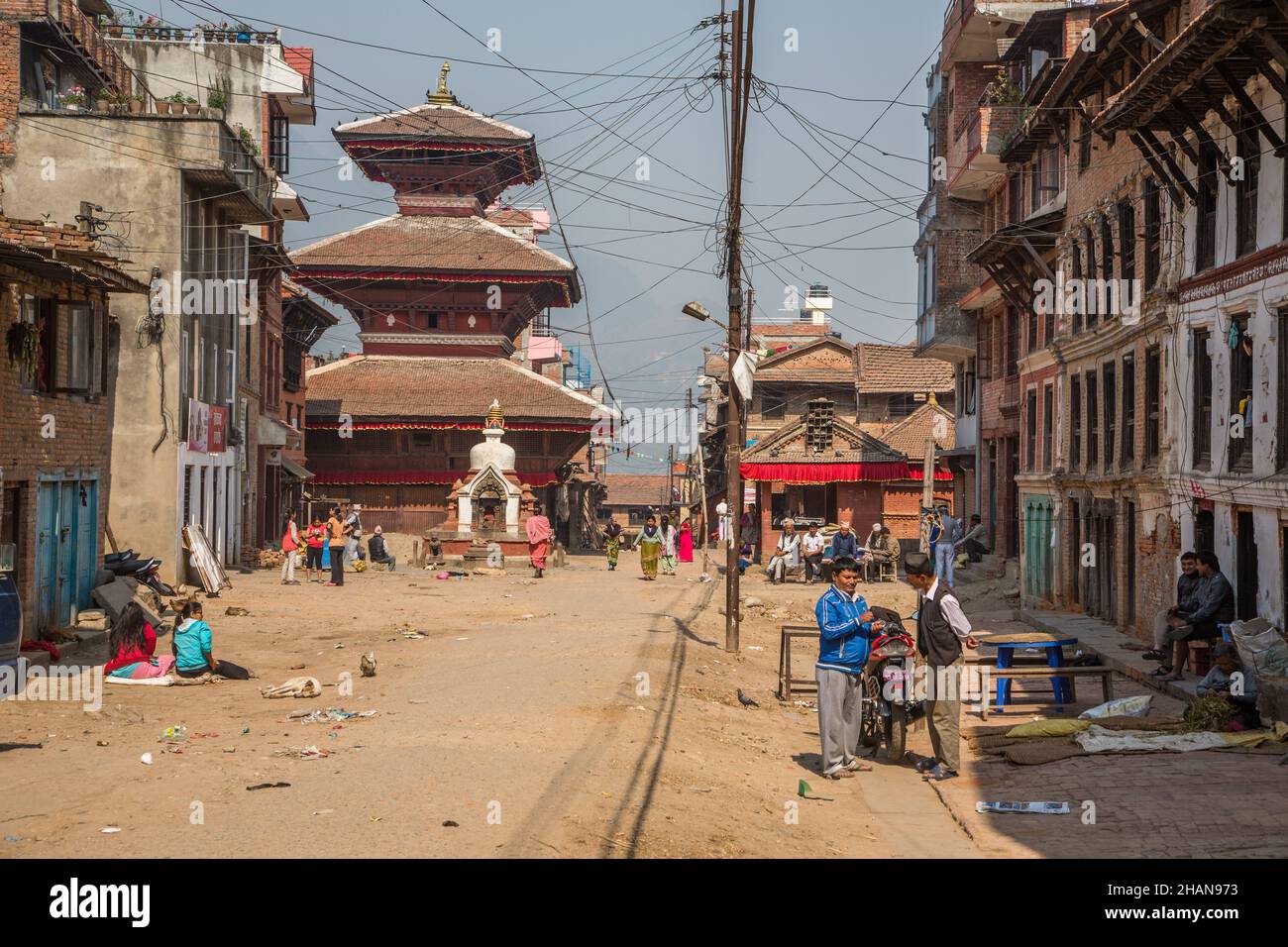 Straßenszene mit einem Hindu-Tempel im mittelalterlichen Newar-Dorf Khokana im Kathmandu-Tal von Nepal. Stockfoto