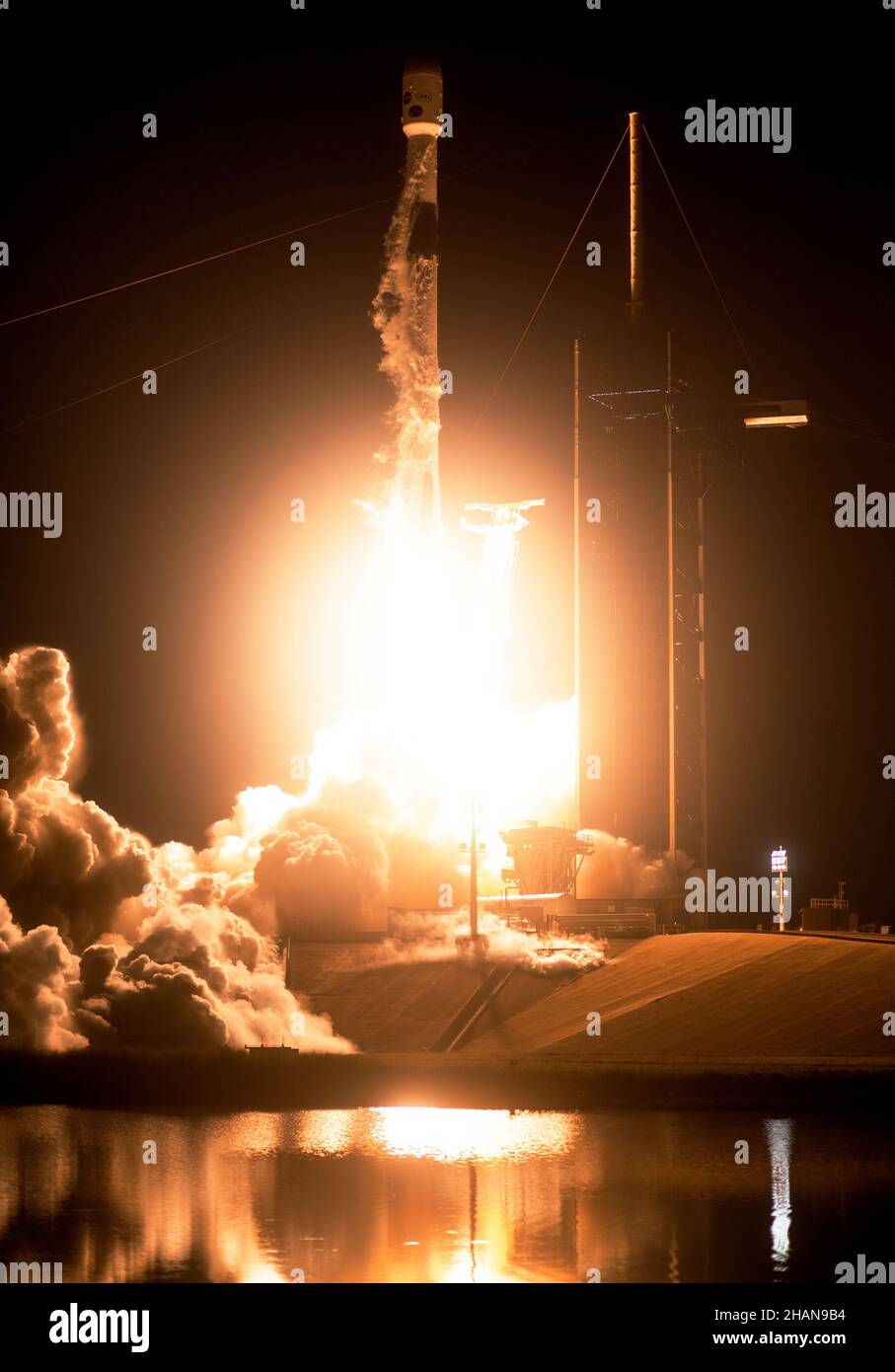 CAPE CANAVERAL, FLORIDA, USA - 09. Dezember 2021 - Eine SpaceX Falcon 9-Rakete startet mit der NASA-Sonde Imaging X-ray Polarimetry Explorer (IXPE) Stockfoto