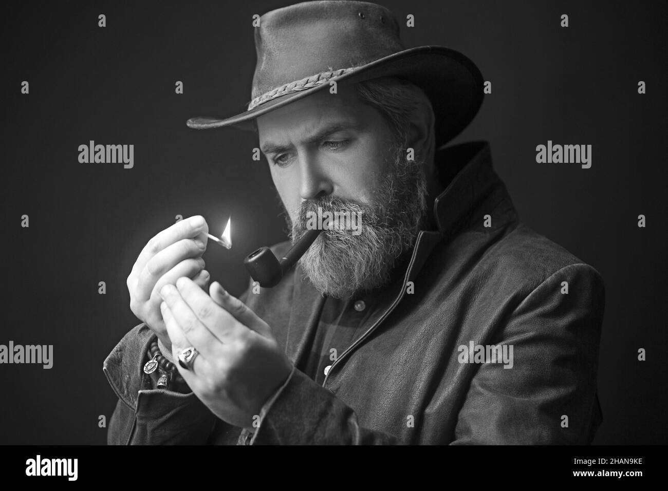 Mann hält Tabakpfeife, alte Gewohnheiten Konzept. Stockfoto