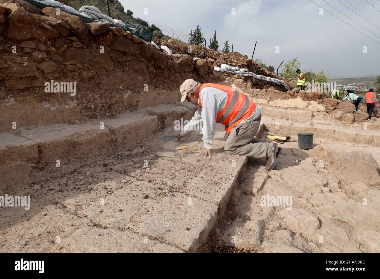 Tiberias, Israel. 13th Dez 2021. Mitarbeiter der Israel Antiquities Authority (IAA) arbeiten an einer Ausgrabungsstätte im Dorf Migdal in der Nähe von Tiberias, Israel, 13. Dezember 2021. Die Universität von Haifa (UH) gab am Sonntag bekannt, dass israelische Archäologen eine 2.000 Jahre alte Synagoge am Ufer des Sees von Galilee im Nordosten Israels entdeckt haben. Das jüdische Gebetshaus wurde in der antiken Stadt Magdala ausgegraben und warf Licht auf das soziale und religiöse Leben der Juden in der Region Galilee in dieser Zeit, bemerkte UH. Quelle: Gil Cohen Magen/Xinhua/Alamy Live News Stockfoto