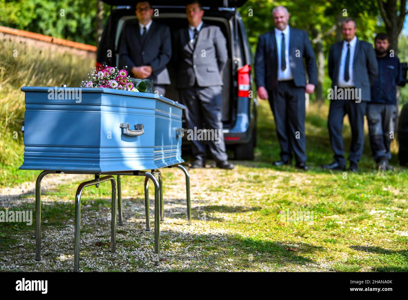 Begräbnis auf dem Friedhof „cimetiere de l'ouest“ in Rouen (Nordfrankreich). Zeremonie, organisiert von einem Verein, der Beerdigungen für die Passierten organisiert Stockfoto