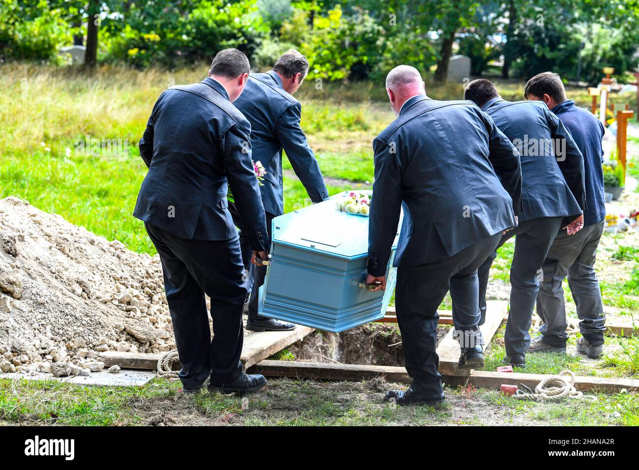 Begräbnis auf dem Friedhof „cimetiere de l'ouest“ in Rouen (Nordfrankreich). Zeremonie, organisiert von einem Verein, der Beerdigungen für die Passierten organisiert Stockfoto