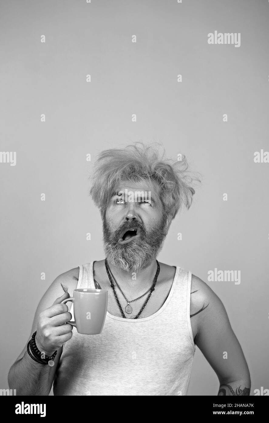 Junger schöner Mann mit Kopfschmerzen am Morgen nach der Nacht betrunken. Stockfoto