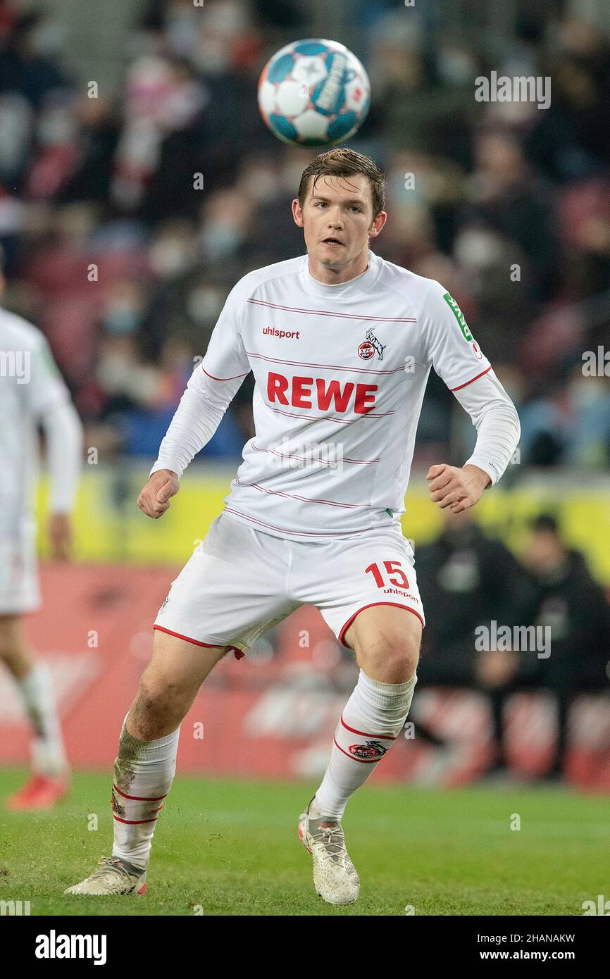 Luca KILIAN (A) im Einsatz mit Ball; Fußball 1st Bundesliga, Spieltag 15th, FC Köln (K) - FC Augsburg (A) 0: 2, am 10th. Dezember 2021 in Köln/Deutschland. Die DFL-Vorschriften verbieten die Verwendung von Fotos als Bildsequenzen und/oder quasi-Video Stockfoto