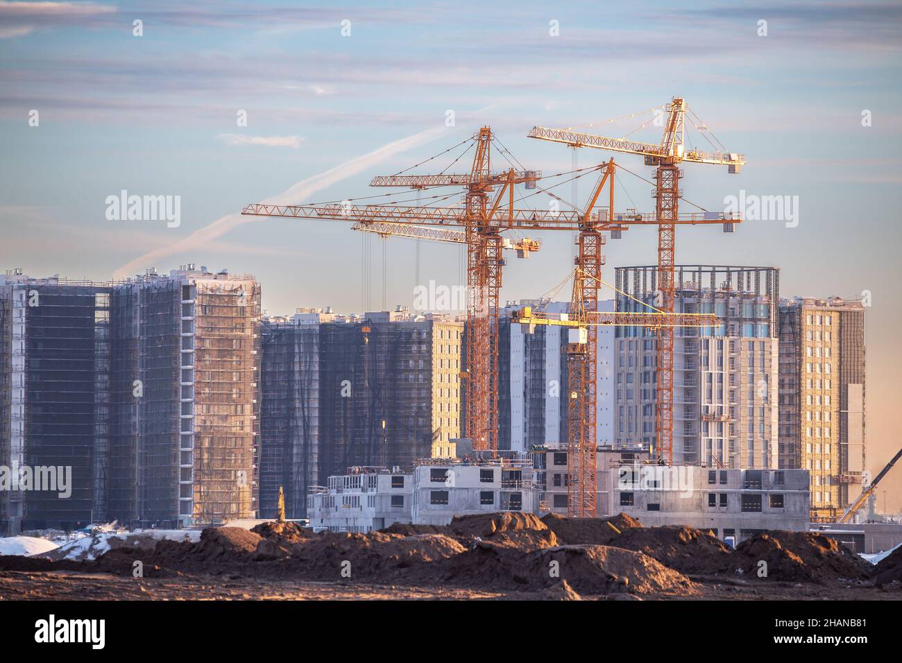 Blick auf eine große Baustelle mit vielen Turmdrehkranen. Neues Wohngebiet einer großen Stadt Stockfoto