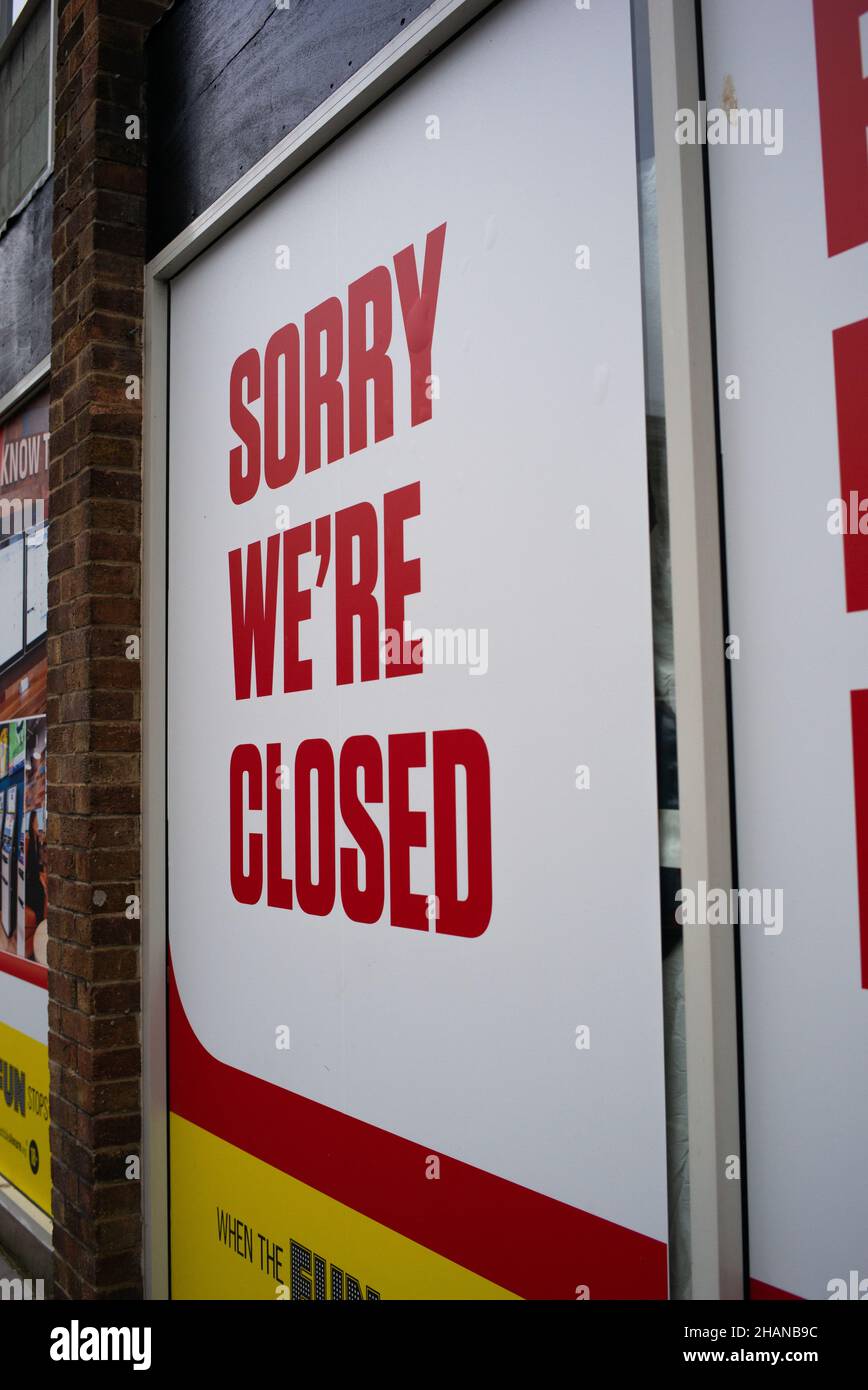 Covid-19 Pandemie, die kleine Geschäfte mit sich bringt, wobei viele unter dem wirtschaftlichen Druck gezwungen sind, zu schließen. Es tut uns leid, dass das Schild am Geschäftsfenster geschlossen wurde. Stockfoto