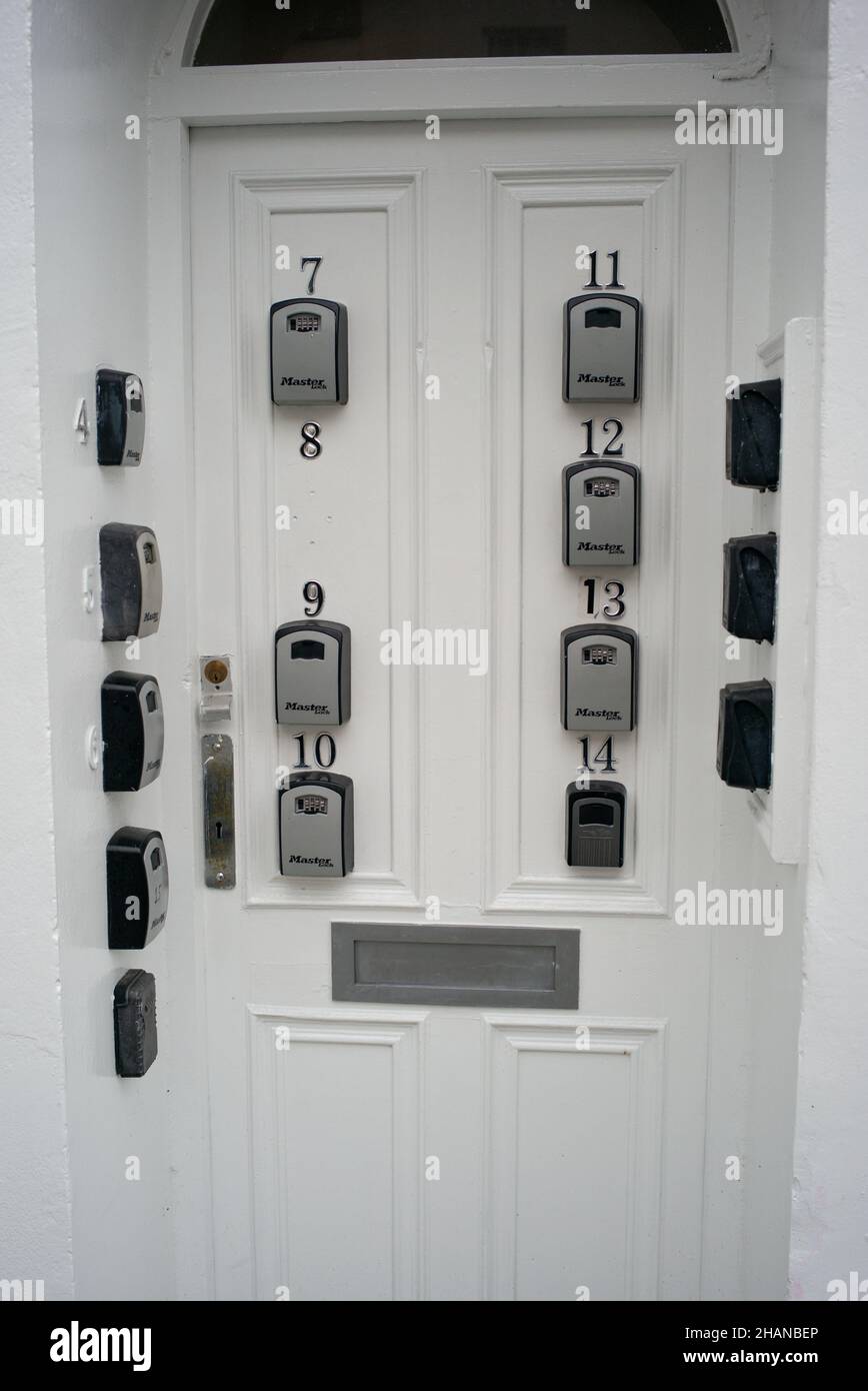 Flacher Komplex mit mehreren Zugangspunkten für Hauptschlüssel an der Eingangstür. Stockfoto