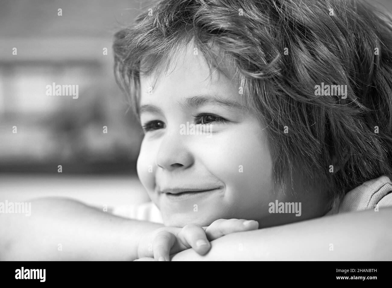 Porträt eines niedlichen kleinen amerikanischen Jungen lächelnd. Nahaufnahme. Stockfoto