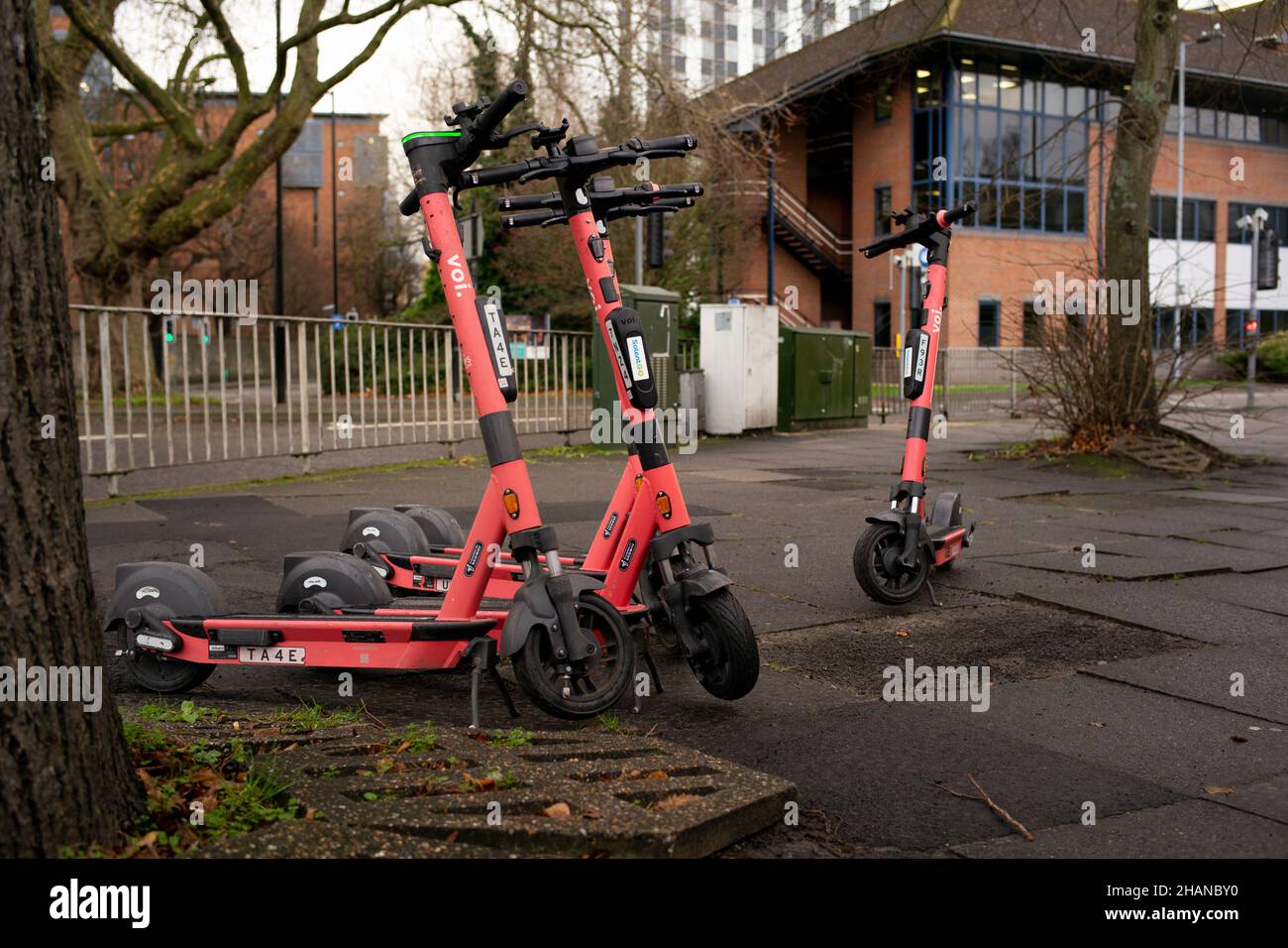Das Southampton E-Scooter-Verleihsystem wird von VOI erproben. Scooter befinden sich in der Stadt, um von einer App aktiviert zu werden, die von Fahrern verwendet wird. Stockfoto