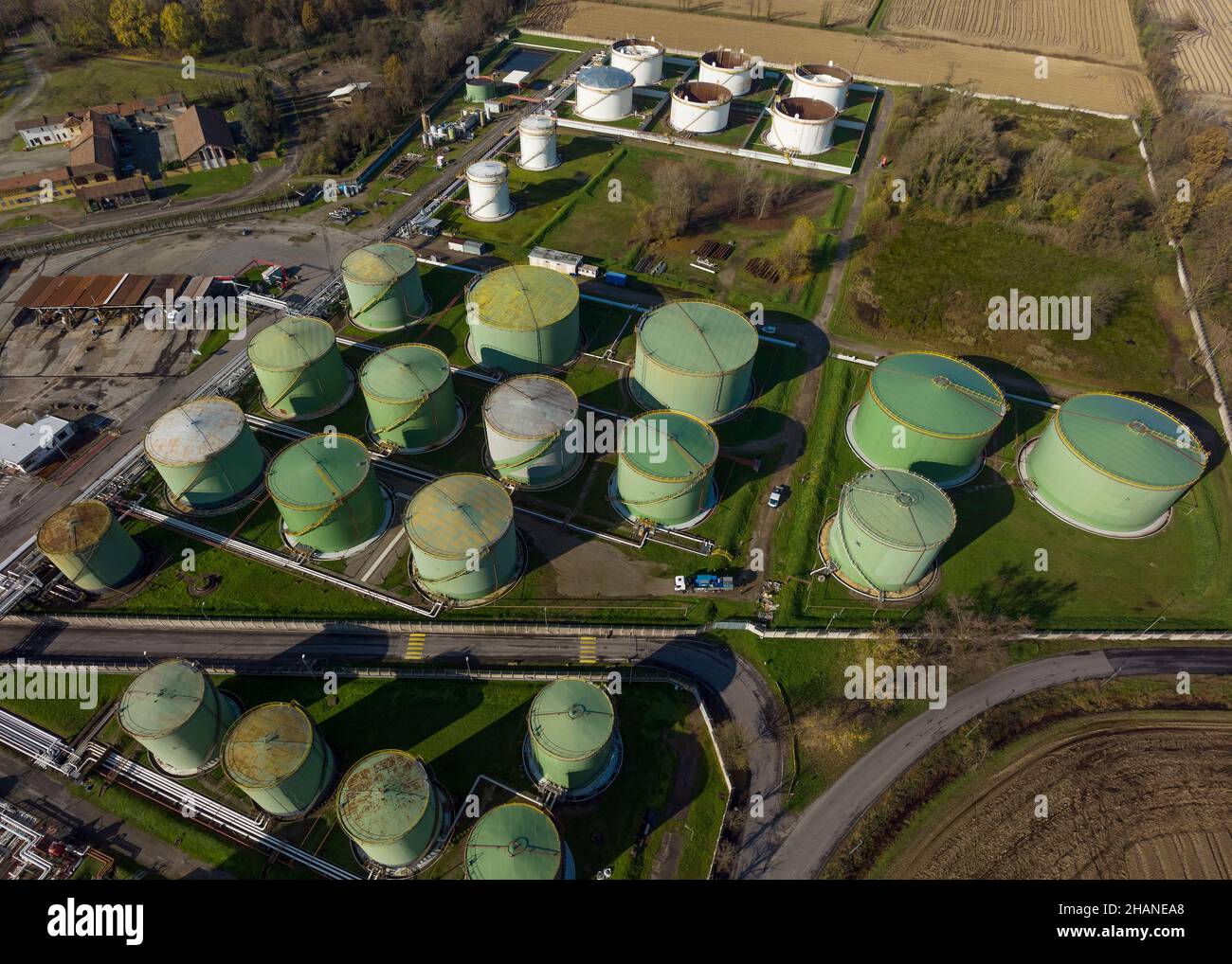 Luftaufnahme von runden Stahl-Öllagertanks, Lagerung und Handhabung von Mineralölprodukten. Stockfoto