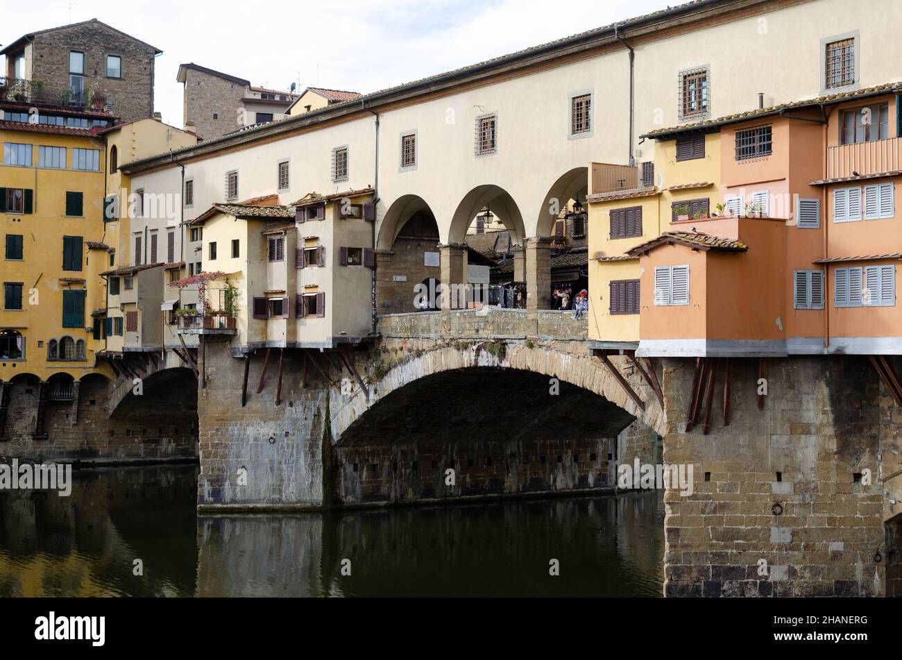 Bogenbrücke der Ponte Vecchio in Florenz, Italien Stockfoto