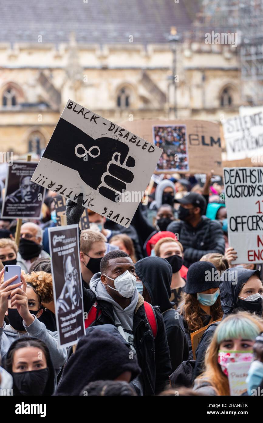 Schwarz lebt Materie Protestor mit schwarz behinderten Leben Materie Plakat in London 2020 Stockfoto