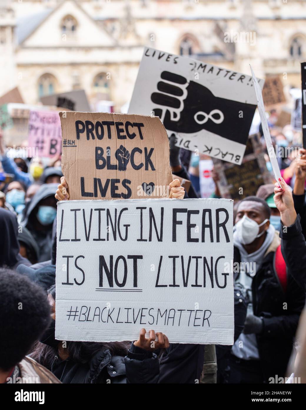 Schwarze Leben Materie Plakate in einer Menge von Demonstranten in London 2020 Stockfoto