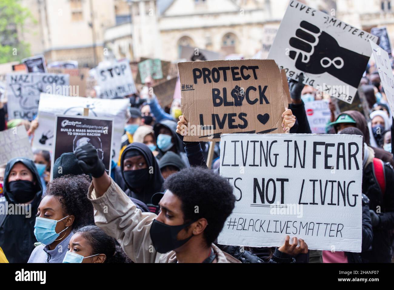 Schwarze Menschenleben spielen eine Rolle bei den Protestierenden mit vielen BLM-Schildern London 2020 Stockfoto