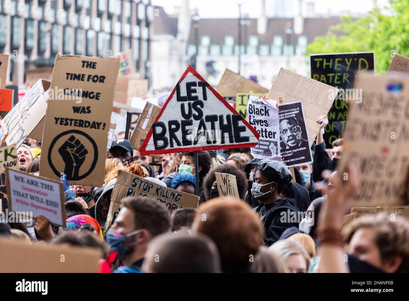 Schwarze Leben machen Protestierende mit vielen Plakaten aus, darunter das Schild „Lassen Sie uns atmen“ London 2020 Stockfoto