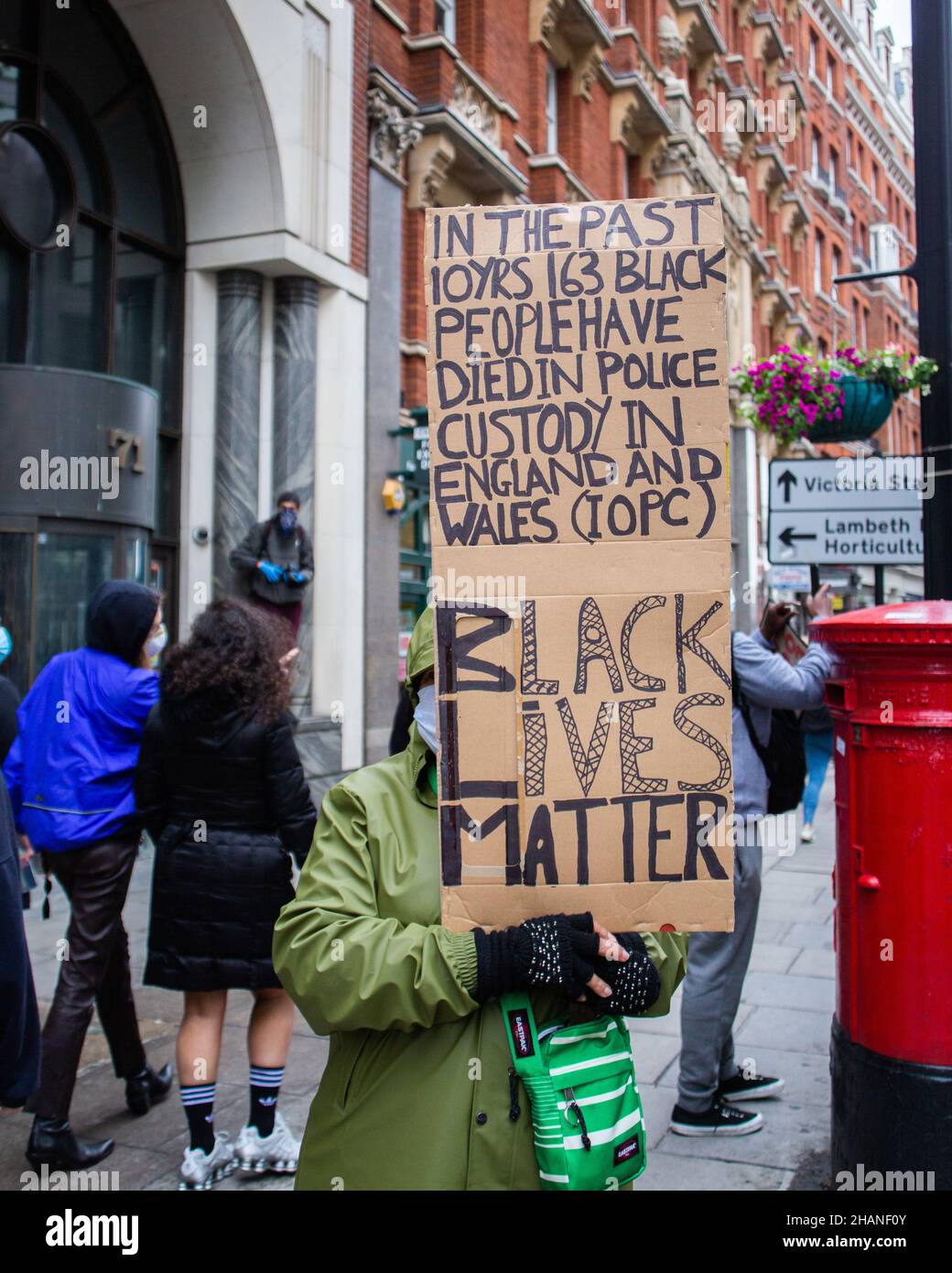 Black Lives Matter Protestor hält Black Lives Matter in Zeichen London 2020 Stockfoto