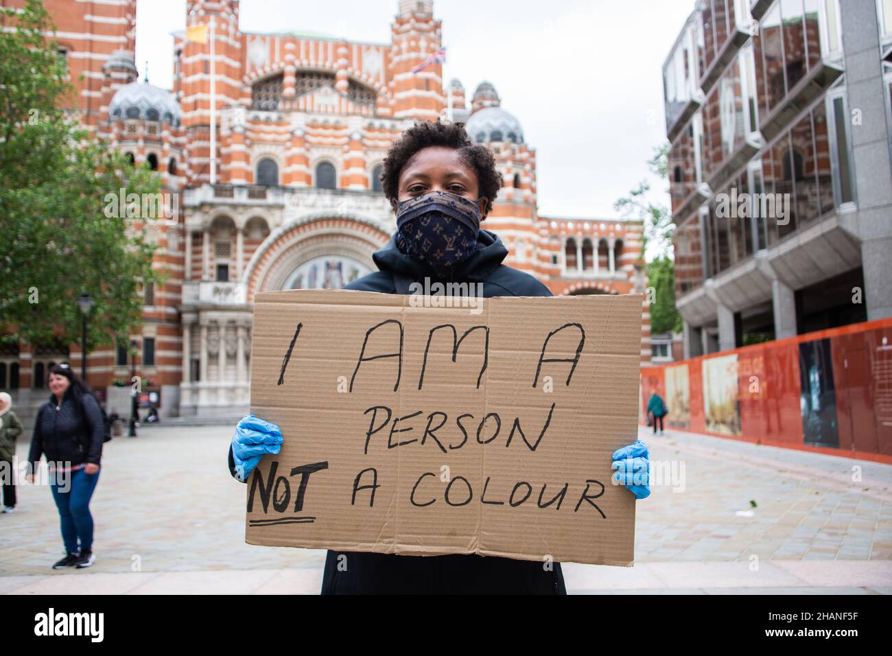 Weibliche BLM-Protesterin mit Ich bin eine Person, kein Farbzeichen in London 2020 Stockfoto