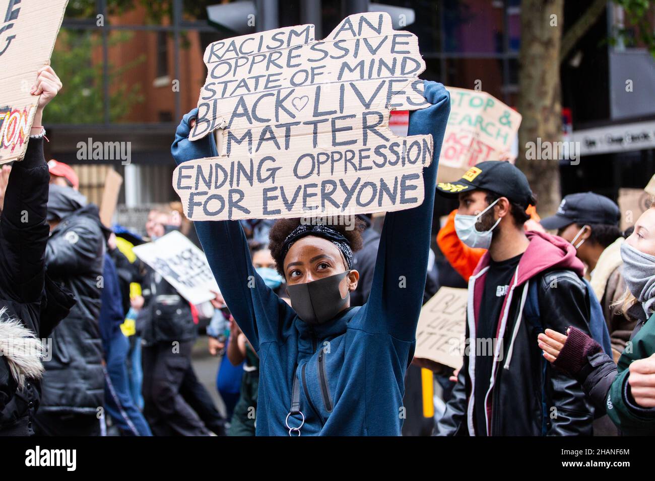 BLM-Protesterin mit Plakat beendet Unterdrückung für alle in London 2020 Stockfoto