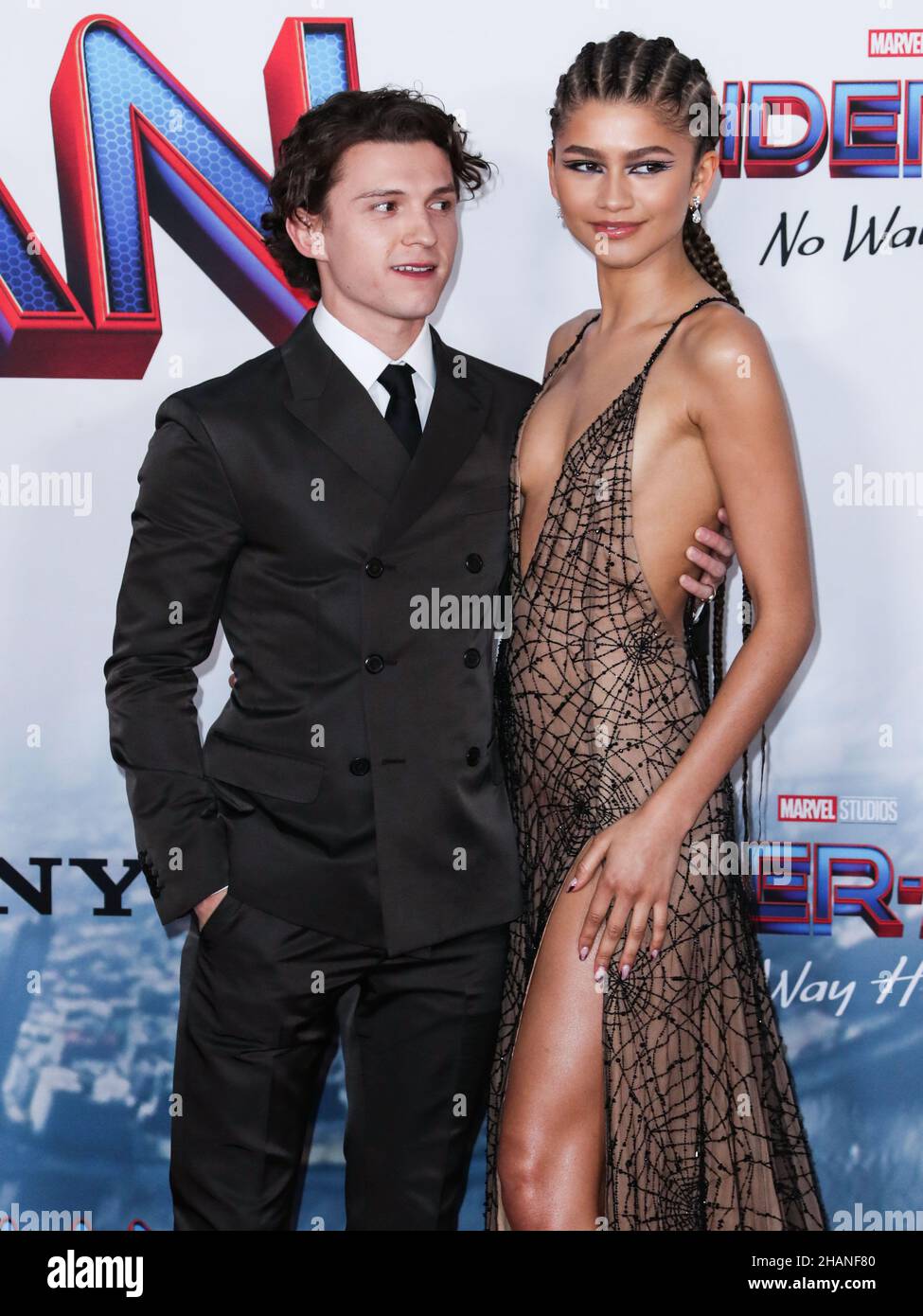 Westwood, Usa. 13th Dez 2021. WESTWOOD, LOS ANGELES, KALIFORNIEN, USA - 13. DEZEMBER: Der Schauspieler Tom Holland und die Schauspielerin Zendaya Coleman kommen zur Los Angeles Premiere von Columbia Pictures' 'Spider-man: No Way Home', die am 13. Dezember 2021 im Regency Village Theatre in Westwood, Los Angeles, Kalifornien, USA, stattfand. (Foto: Xavier Collin/Image Press Agency/Sipa USA) Quelle: SIPA USA/Alamy Live News Stockfoto