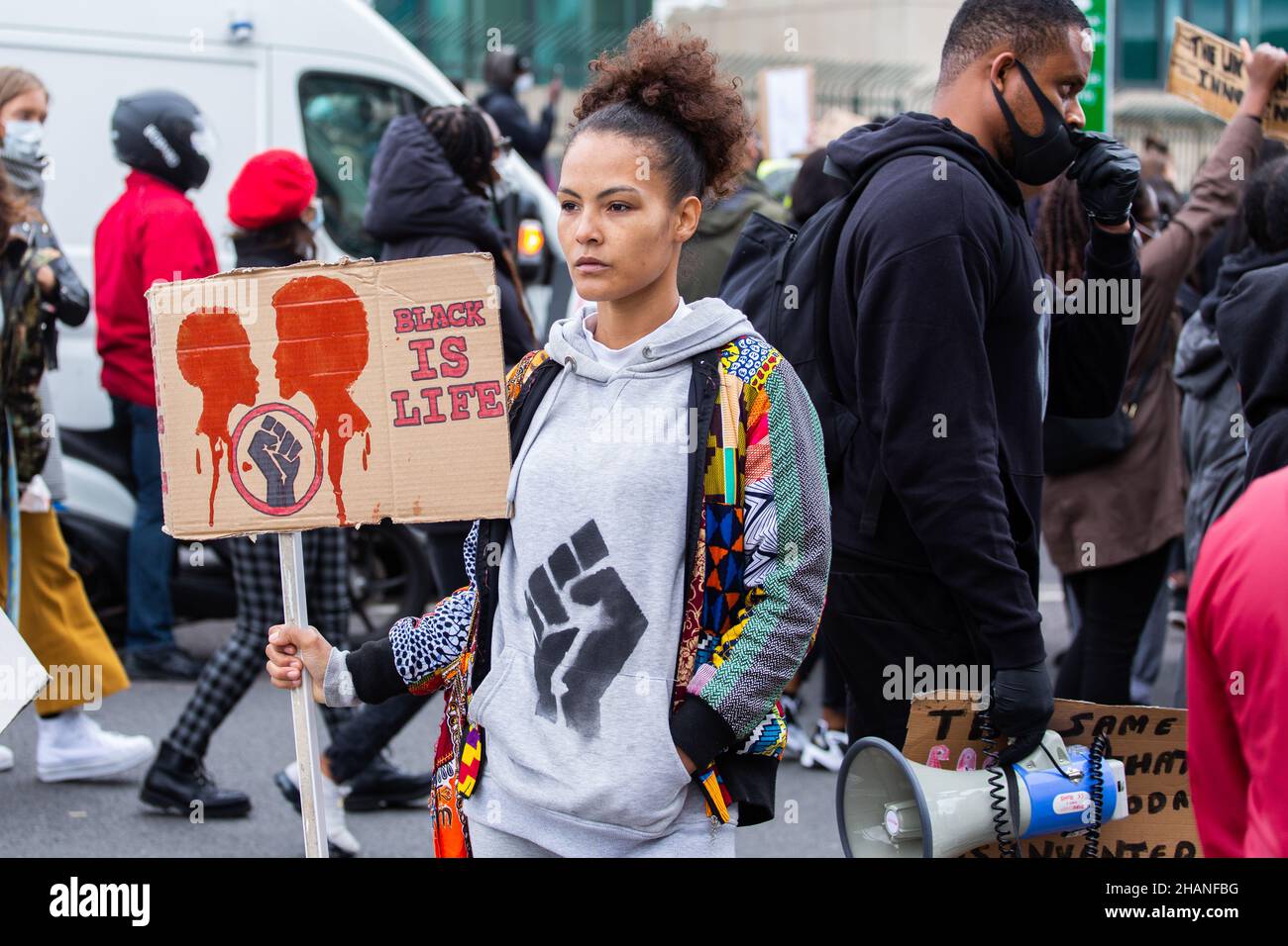 Schwarz lebt Materie Protestor hält schwarz ist Life Plakette London 2020 Stockfoto