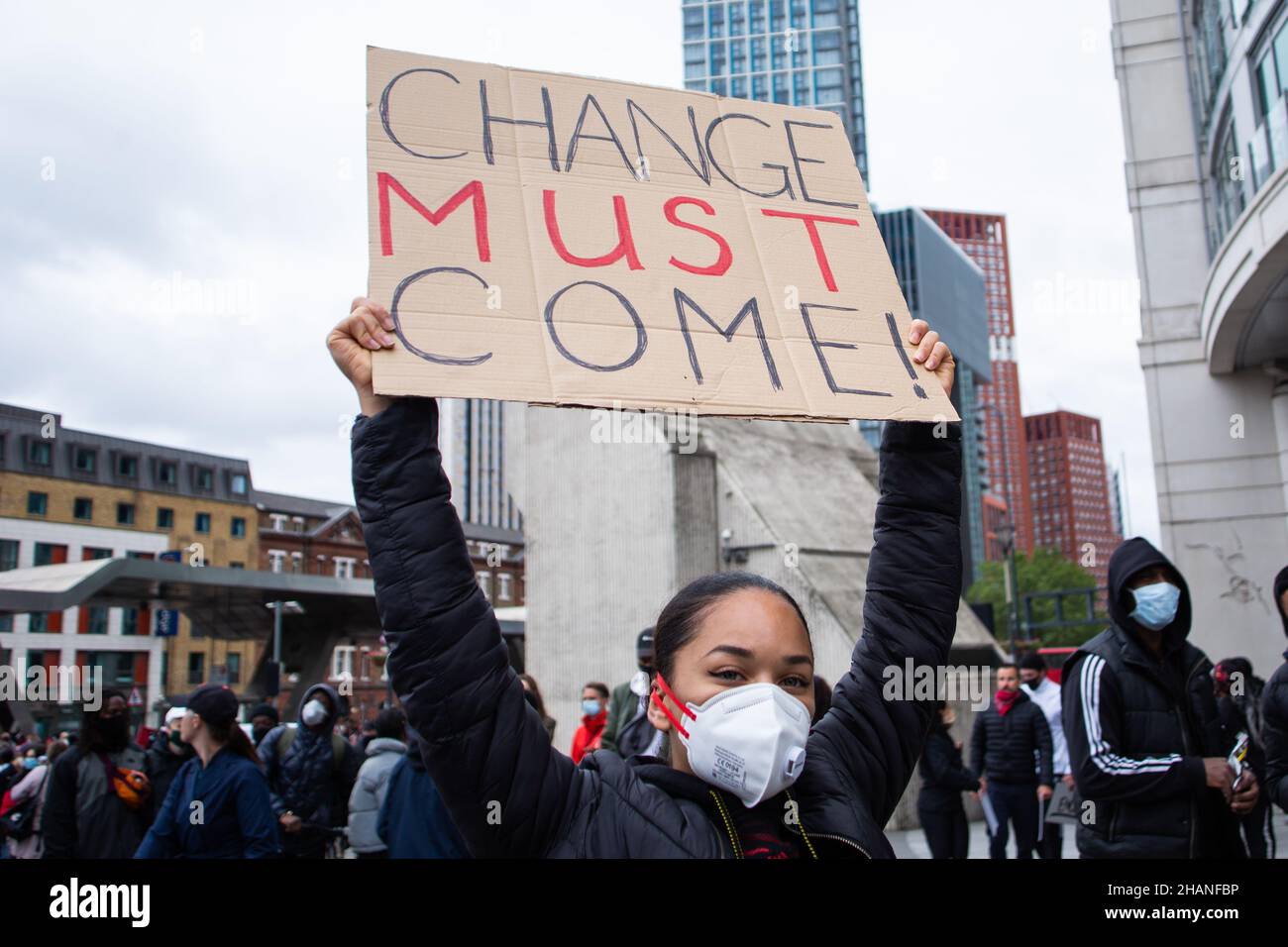 Weibliche BLM-Protesterin mit Veränderung muss Plakat London 2020 kommen Stockfoto