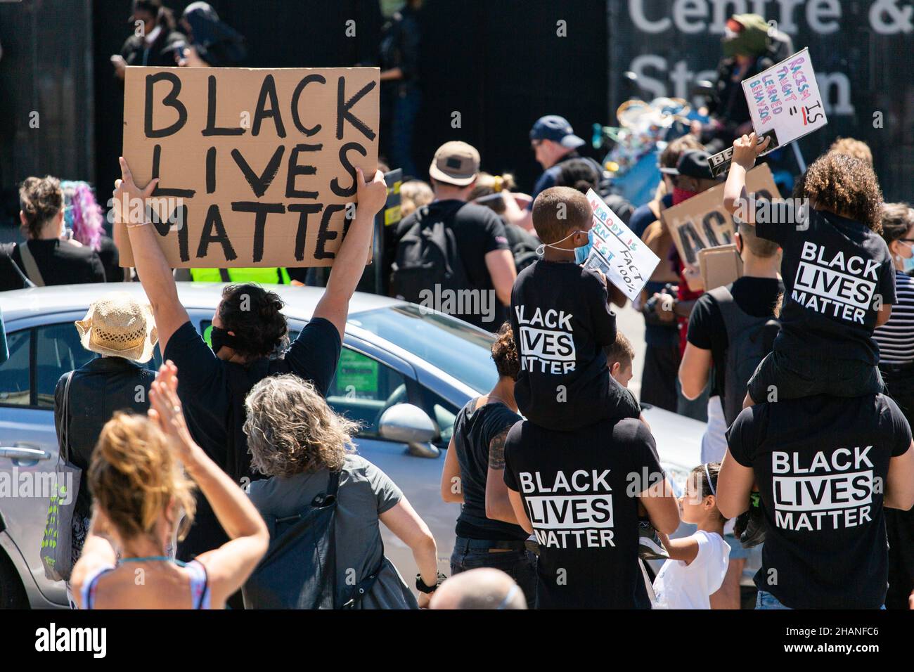 Schwarze Menschenleben spielen eine Rolle bei Protestierenden mit Kindern und BLM unterschreiben Brighton 2020 Stockfoto