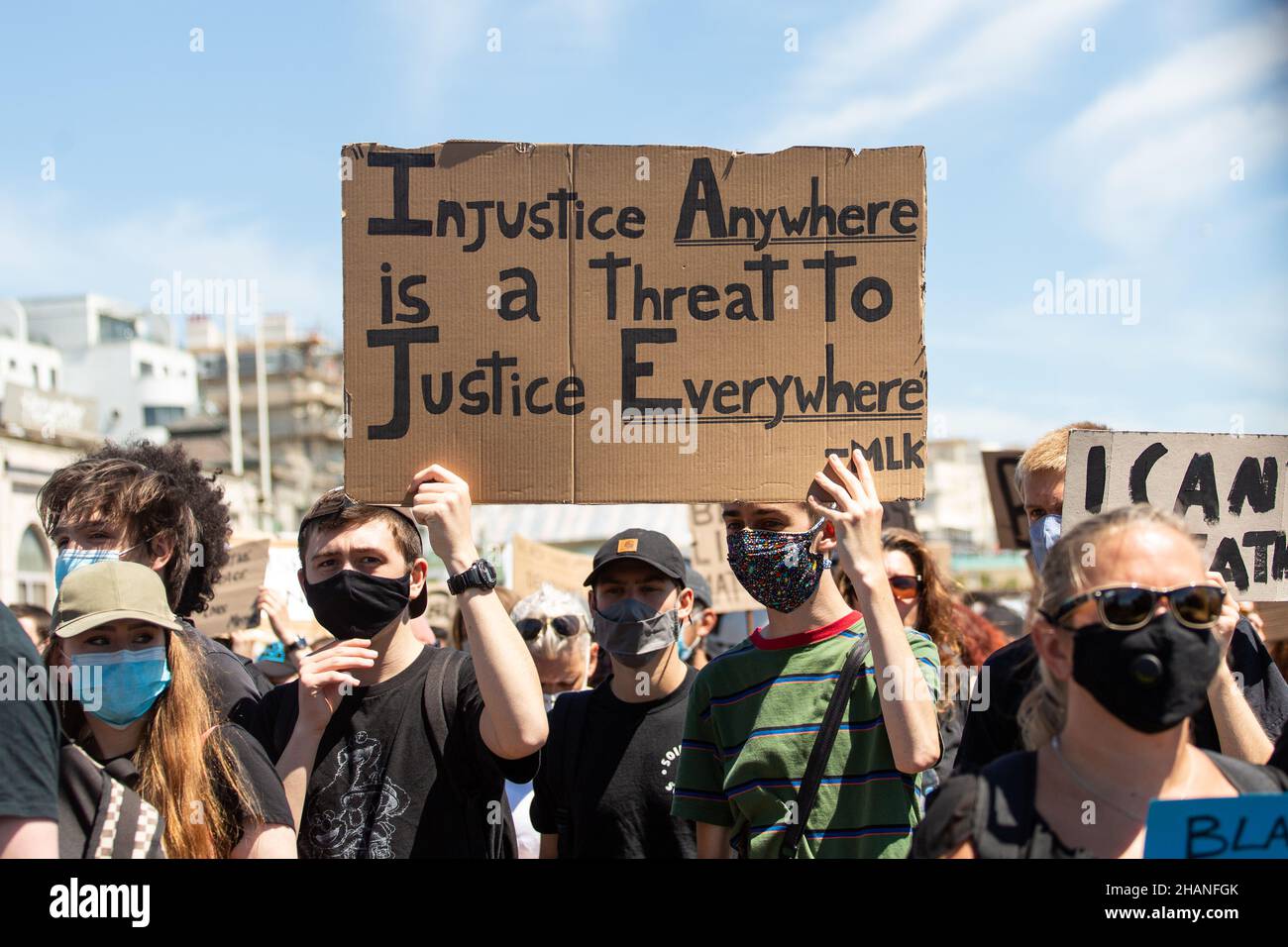 Black Lives Matter Demonstranten mit Zeichen Ungerechtigkeit Anywhere ist eine Bedrohung für die Gerechtigkeit überall Brighton 2020 Stockfoto