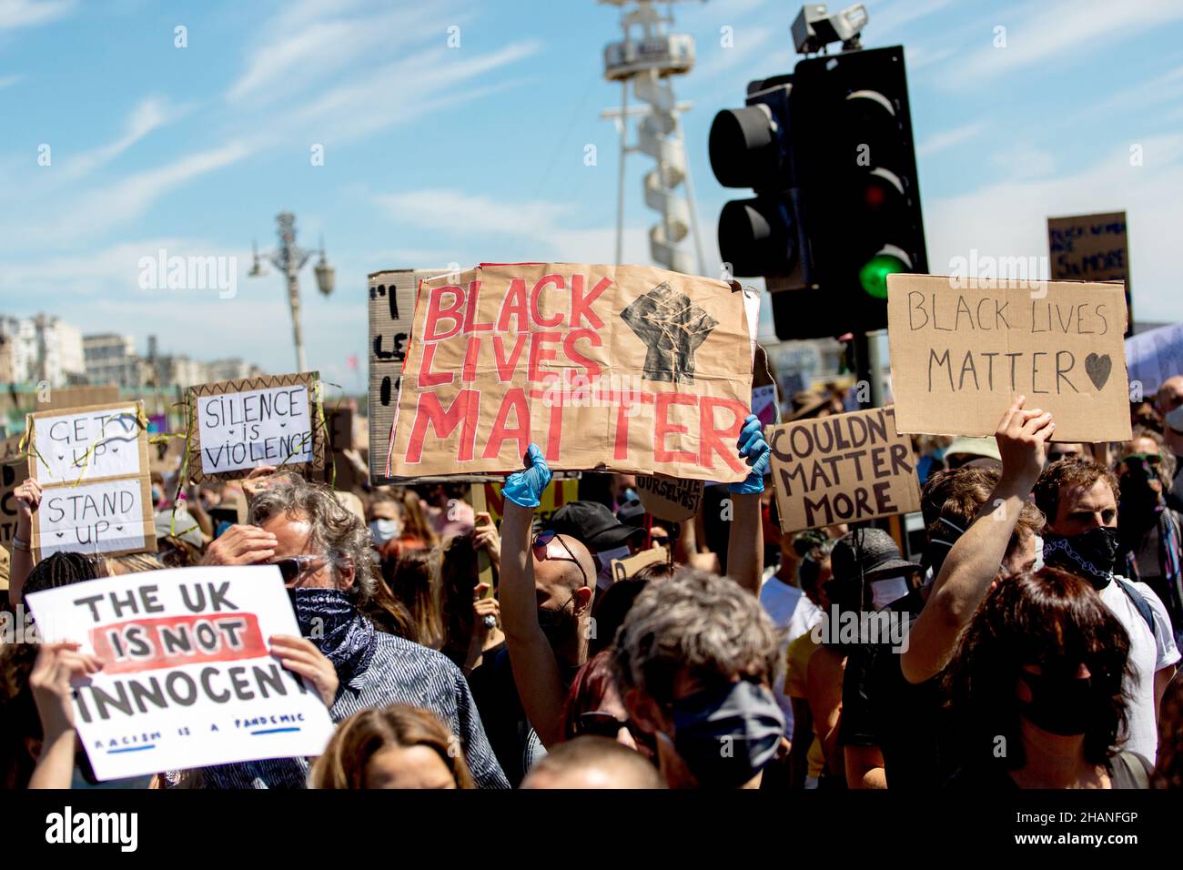 Black Lives Matter Demonstranten mit Plakaten in Brighton 2020 Stockfoto