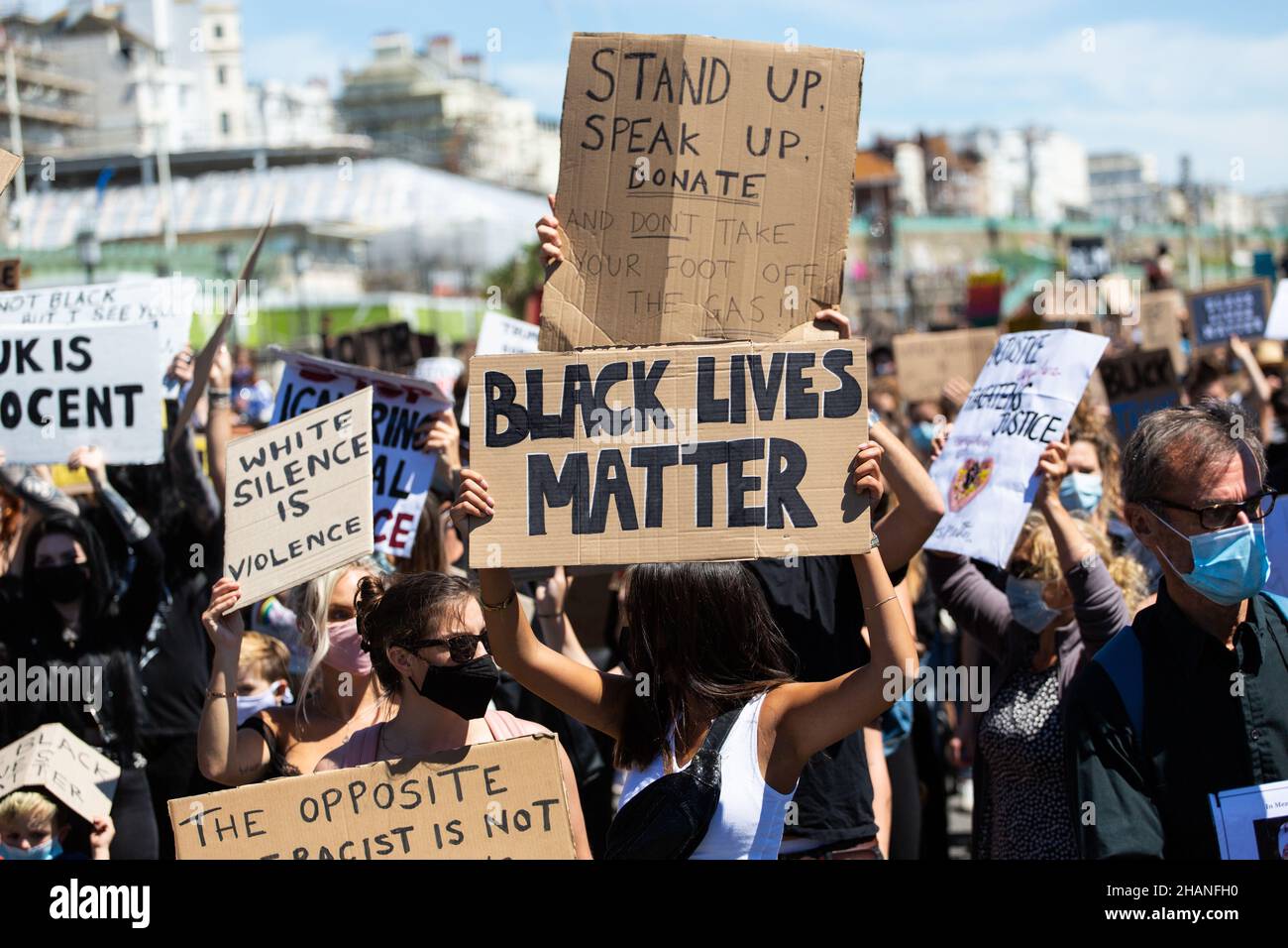 Black Lives Matter protestieren mit vielen Plakaten in Brighton 2020 Stockfoto