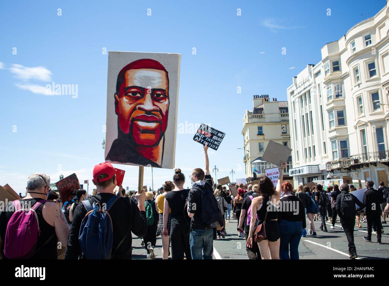 Black Lives Matter Demonstranten mit George Flloyd Plakat in Brighton 2020 Stockfoto