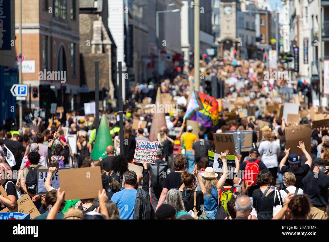 Black Lives Matter Demonstranten füllen die Straßen von Brighton 2020 Stockfoto