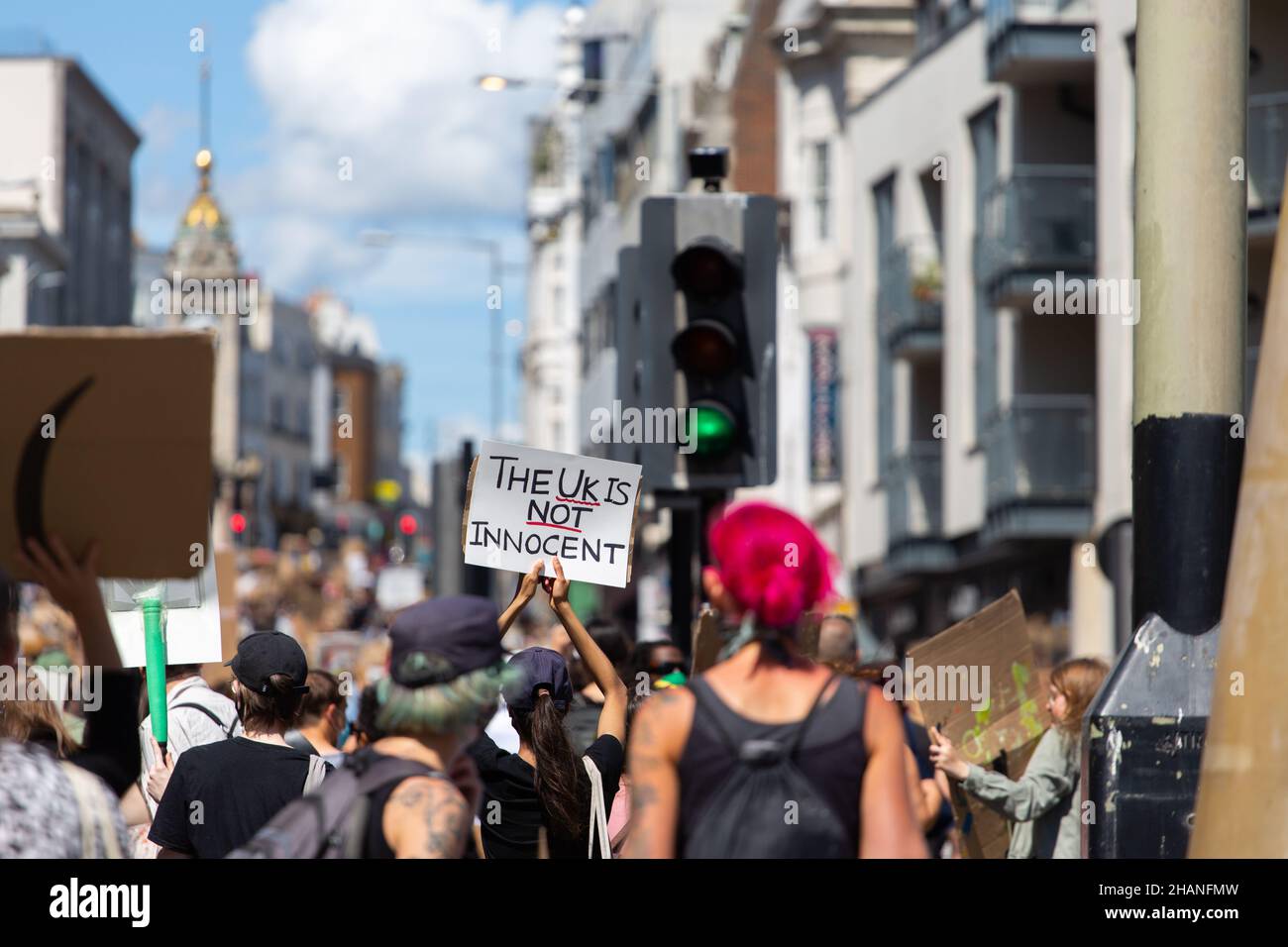 Schwarze Menschenleben Demonstranten, die die Straßen von Brighton mit Großbritannien füllen, sind nicht unschuldig Zeichen 2020 Stockfoto