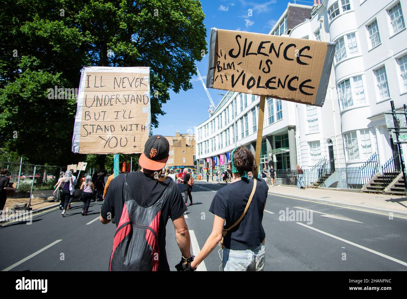 BLM-Demonstranten in Brighton 2020 mit Schweigen ist Gewaltzeichen und ich stehe mit Ihnen Zeichen Stockfoto