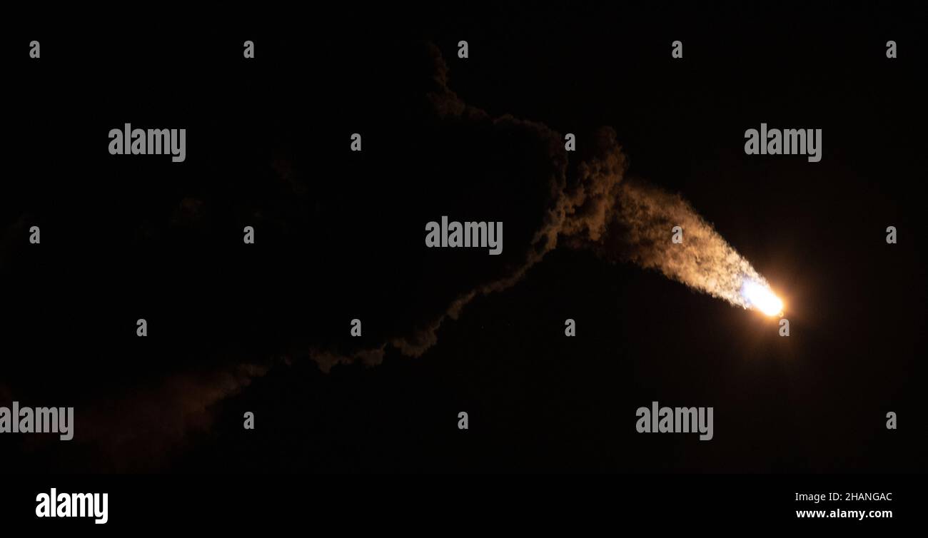 CAPE CANAVERAL, FLORIDA, USA - 09. Dezember 2021 - Eine SpaceX Falcon 9-Rakete startet mit der NASA-Sonde Imaging X-ray Polarimetry Explorer (IXPE) Stockfoto