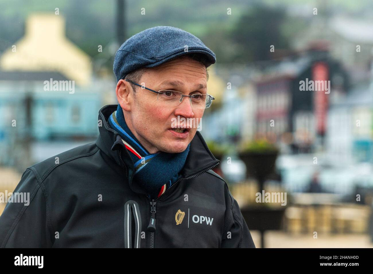 Bantry, West Cork, Irland. 14th Dez 2021. Der irische Minister für das Amt für öffentliche Arbeiten (OPW), Patrick O'Donovan, besuchte heute Bantry in West Cork, nach den Überschwemmungen in der vergangenen Woche, von denen 23 Häuser in der Stadt betroffen waren. Er traf Geschäftsinhaber, die von der Überschwemmung betroffen waren. Quelle: AG News/Alamy Live News Stockfoto